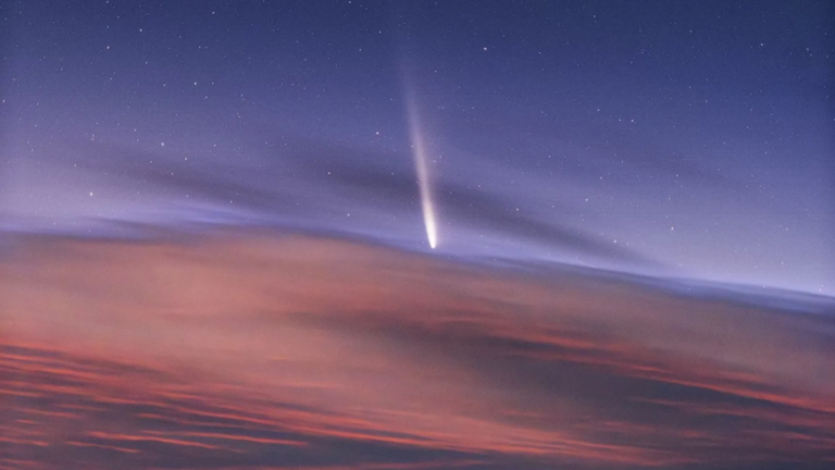 O cometă care ne-a  mai vizitat în urmă cu 80.000 de ani, apare din nou pe cer, luna aceasta. Când și de unde poate fi observată