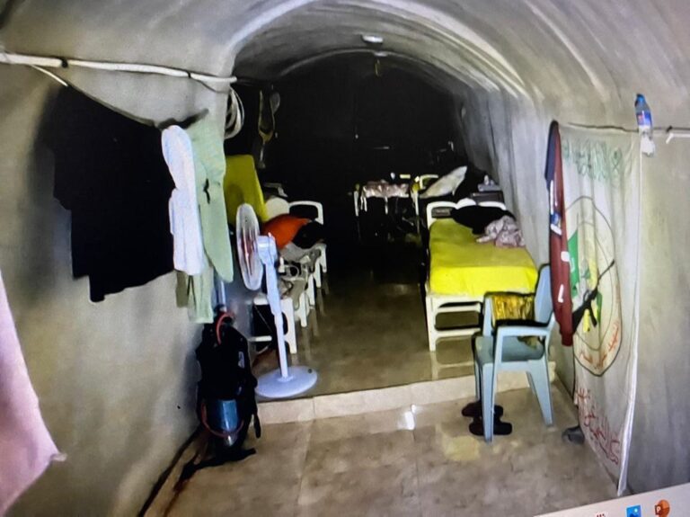 VIDEO Imagini cu liderul Hamas, Sinwar, într-un tunel din Gaza, făcute publice de Israel