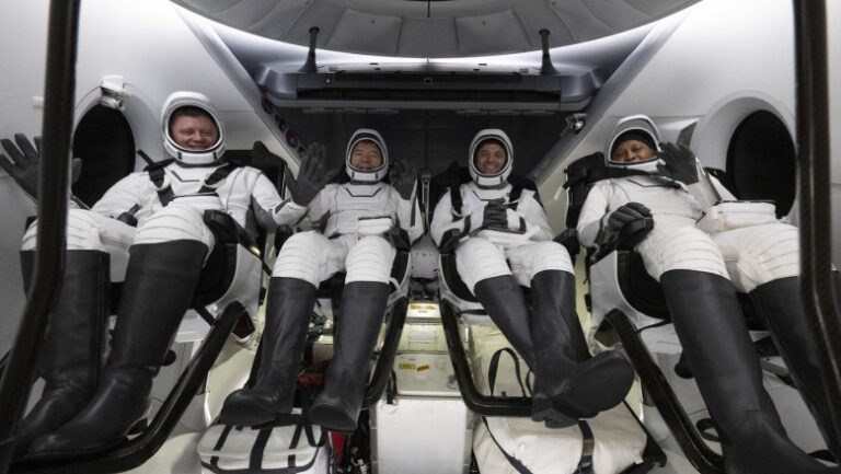 Patru astronauți blocați în spațiu au revenit pe Pământ după o misiune de salvare a SpaceX