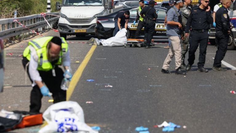 Atac armat pe o autostradă diun Tel Aviv. Un polișist a murit, iar alți patru au fost răniți