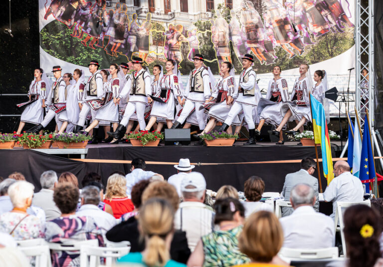 Weekend dedicat tradițiilor, la Palas: Festivalul folcloric internațional „Trandafir de la Moldova” și meșteșugari din toate colțurile țării