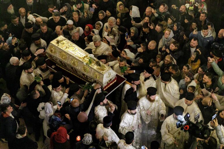 A început pelerinajul - Racla Cuvioasei Parascheva, scoasă azi la 6 dimineața din Mitropolie