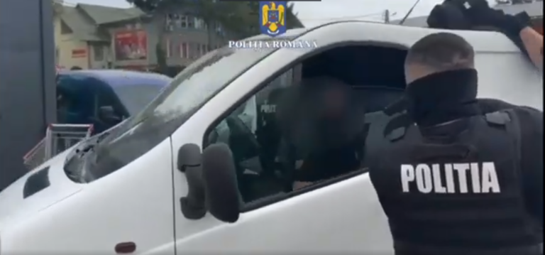 VIDEO Bărbatul care a încercat să jefuiască o bancă din Alexandru, prins în trafic și dus la audieri. Are 37 de ani și e din Suceava