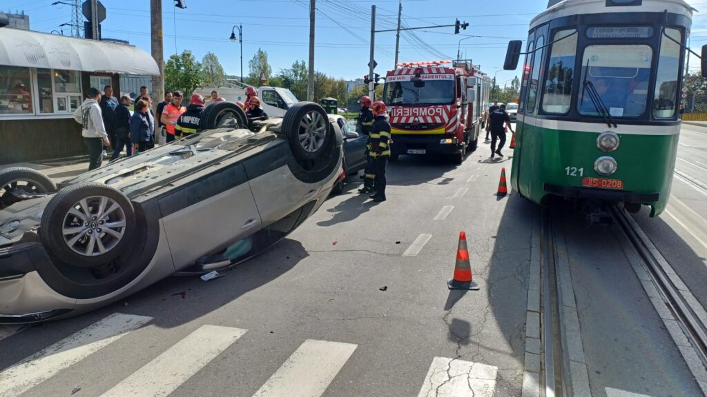  O mașină s-a răsturnat în zona Pod Metalurgie, după un impact violent cu un alt autoturism