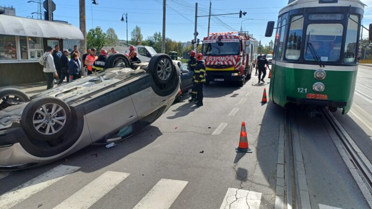 O mașină s-a răsturnat în zona Pod Metalurgie, după un impact violent cu un alt autoturism