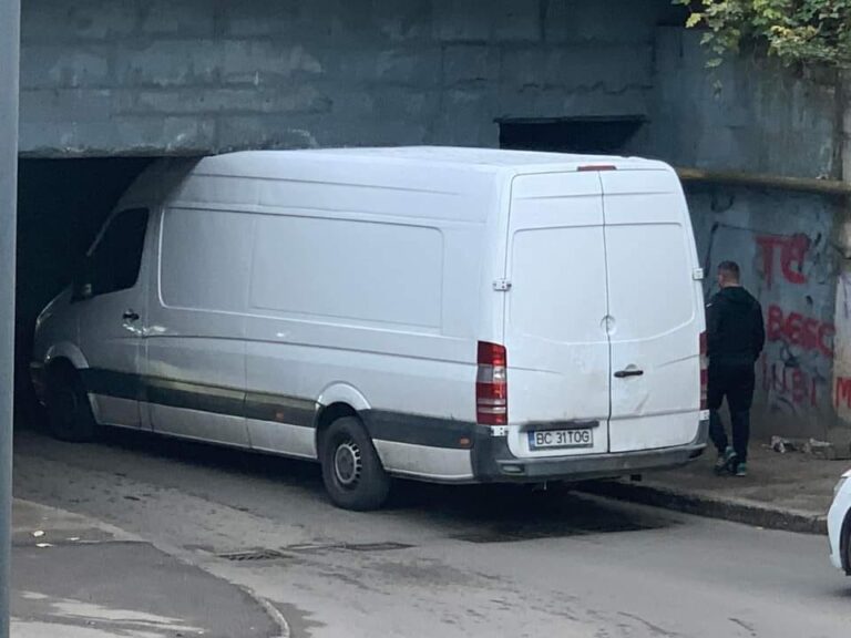 FOTO O dubă a rămas blocată în Pasajul Frumoasa