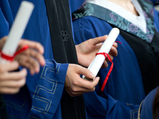 Diplomele pentru absolvenţii de studii superioare vor avea cod QR. Anunţul făcut de Guvern