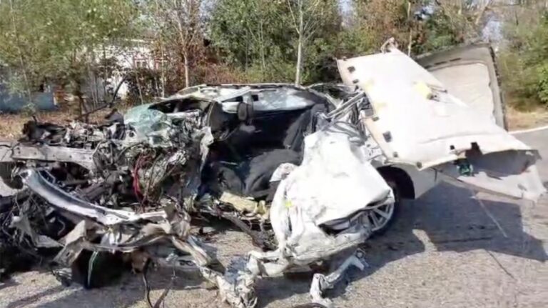 Un tânăr de 22 de ani, cu permisul suspendat pentru viteză și conducere agresivă, a produs un accident înfiorător. A murit alături de un adolescent
