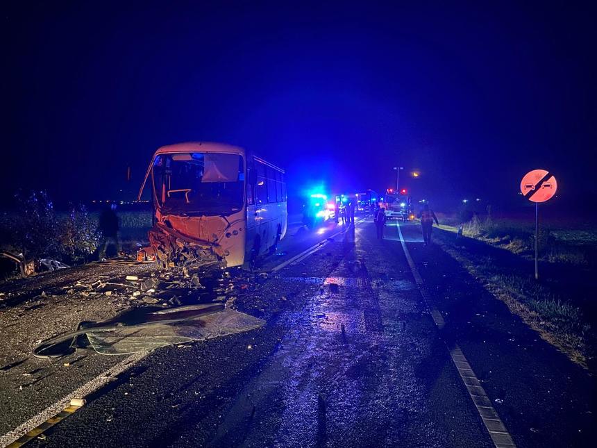 Două persoane au murit şi alte 21 de persoane au fost rănite în urma unui accident în Hunedoara. A fost activat planul roșu de intervenție