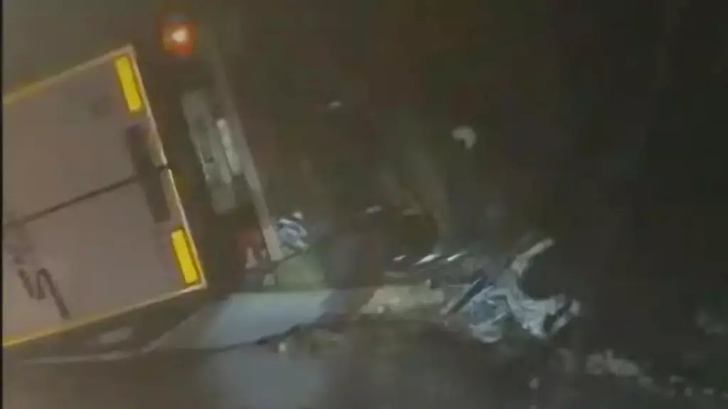  Un copil de 11 ani a murit în cabina unui TIR răsturnat pe Autostrada Soarelui