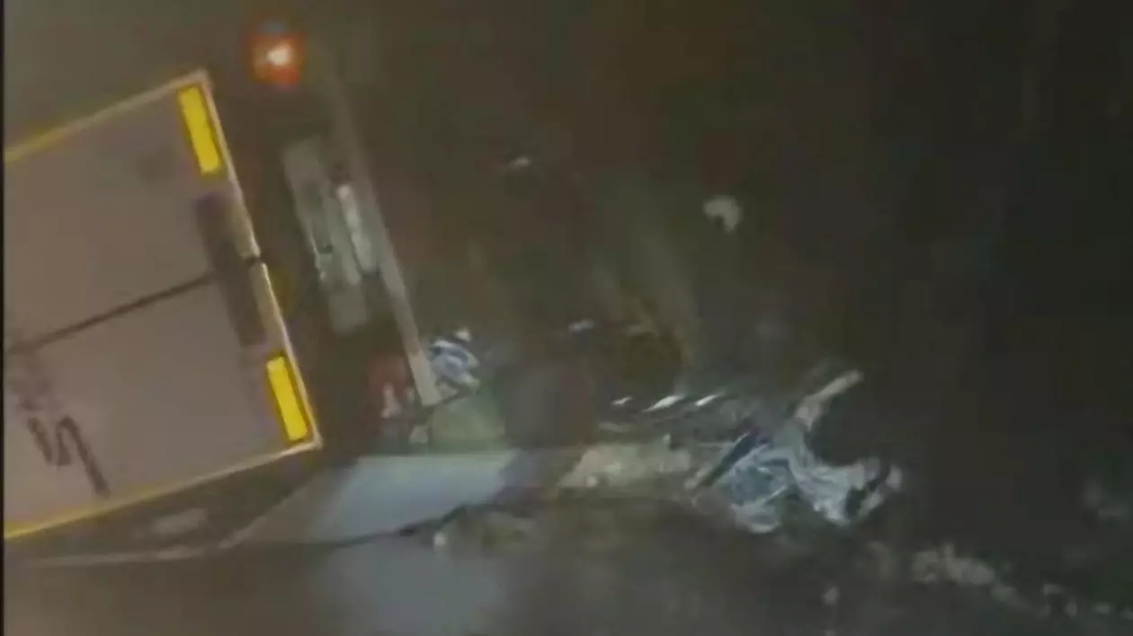 Un copil de 11 ani a murit în cabina unui TIR răsturnat pe Autostrada Soarelui