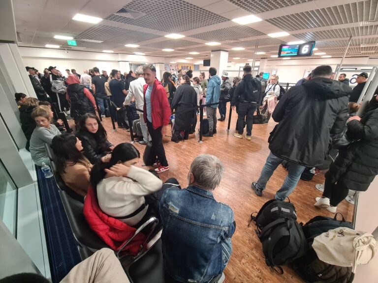 O aventură de neuitat cu avionul de la Londra la Iași și 200 de oameni revoltați. Cum explică cei de la Wizz calvarul