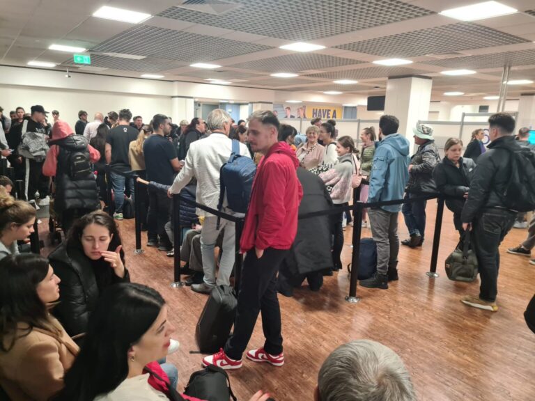 „În viața mea nu m-am simțit mai abuzat decât în acea zi”. Experiența cumplită a unui istoric ieșean pe un aeroport britanic