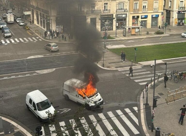 VIDEO - O camionetă pentru transport valori a fost atacată cu tiruri de Kalaşnikov, în plină zi, în centrul oraşului Grenoble