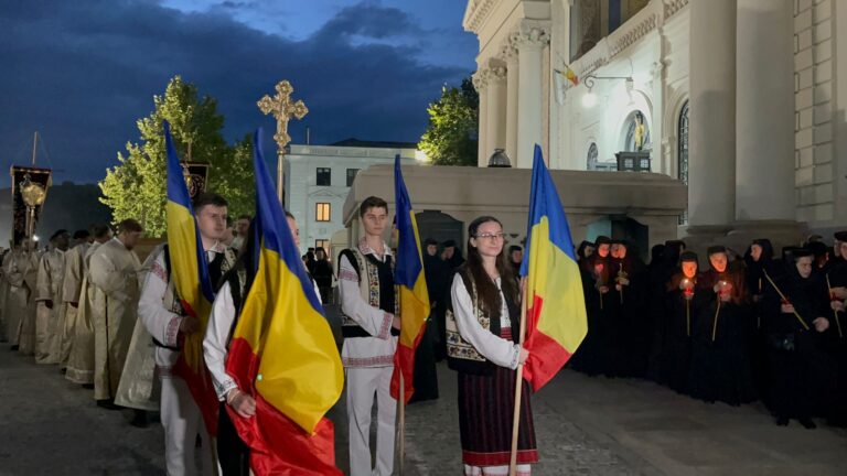 Calea Sfinților: Racla Sfintei Parascheva și ale Sfântului Pantelimon, purtate pe străzile Iașului de un alai impresionant de preoți FOTO/VIDEO