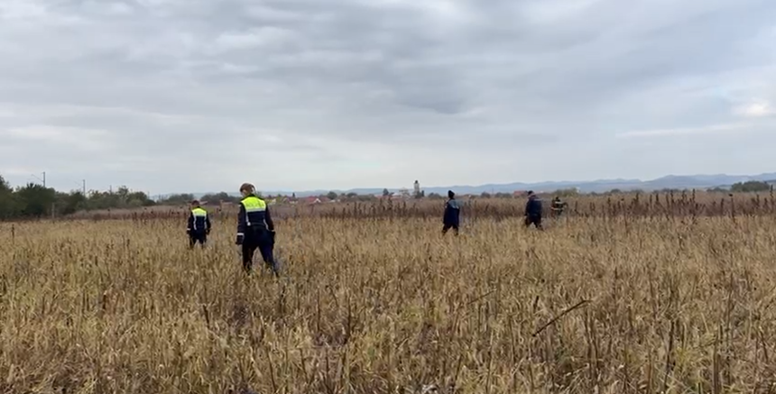 Hunedoara: Căutarea celor trei copii care au plecat de acasă continuă/ Este folosit şi un câine de urmă – FOTO