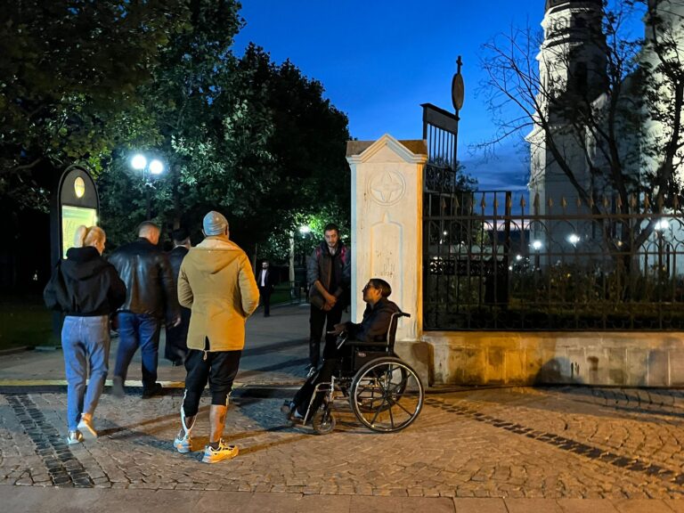 Iașul s-a umplut din nou de cerșetori. Unii își folosesc copiii pentru a impresiona pelerinii - FOTO