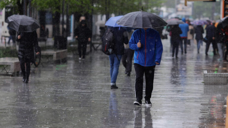 Se anunţă instabilitate atmosferică, cantităţi de apă însemnate, intensificări ale vântului, precipitaţii mixte şi răcire