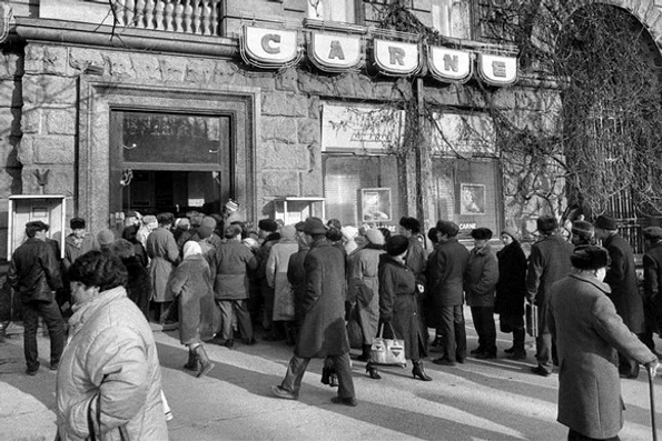 „Cârnați buni, ca pe vremea lui Ceaușescu”. De unde ne vine gândul că trecutul a fost minunat? Explicațiile unui psiholog ieșean