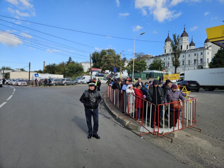 VIDEO – Unii pelerini au părăsit slujba religioasă și s-au așezat la rând la sarmale. Cum arată preparatele