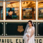 FOTO Romantism urban: ședință foto de nuntă în tramvaiele Iașului