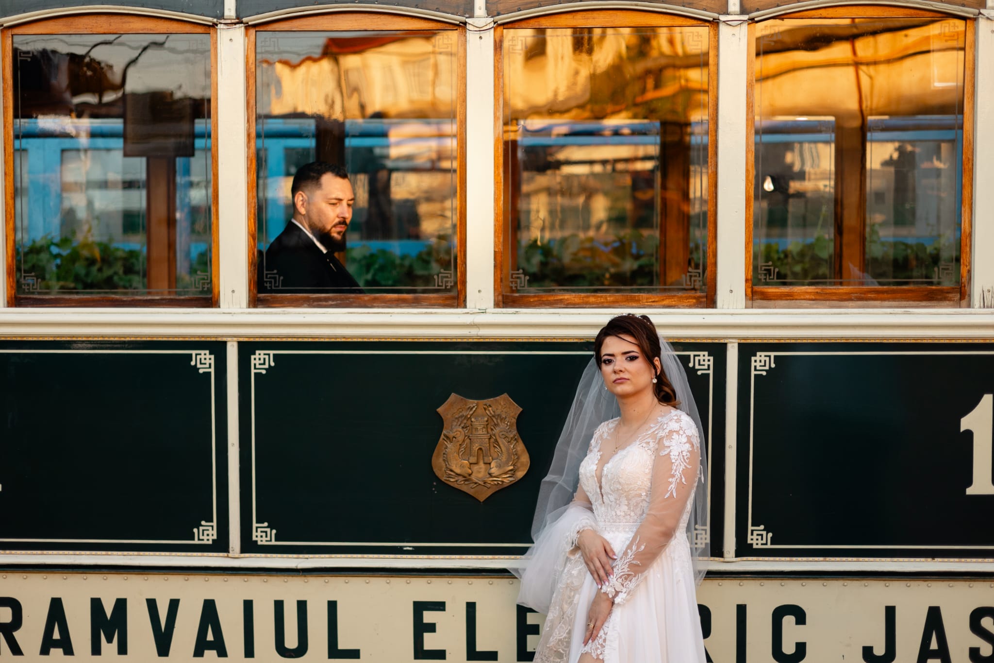FOTO Romantism urban: ședință foto de nuntă în tramvaiele Iașului