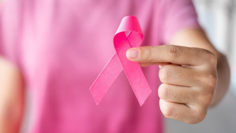 Cancer la sân - Sfaturile specialiștilor ieșeni: la ce semne trebuie cerut urgent ajutorul?