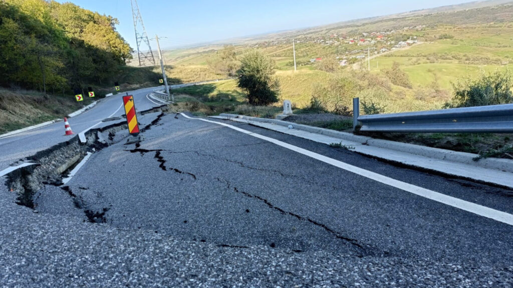  Un drum județean care face legătura între județele Iași și Neamț s-a surpat
