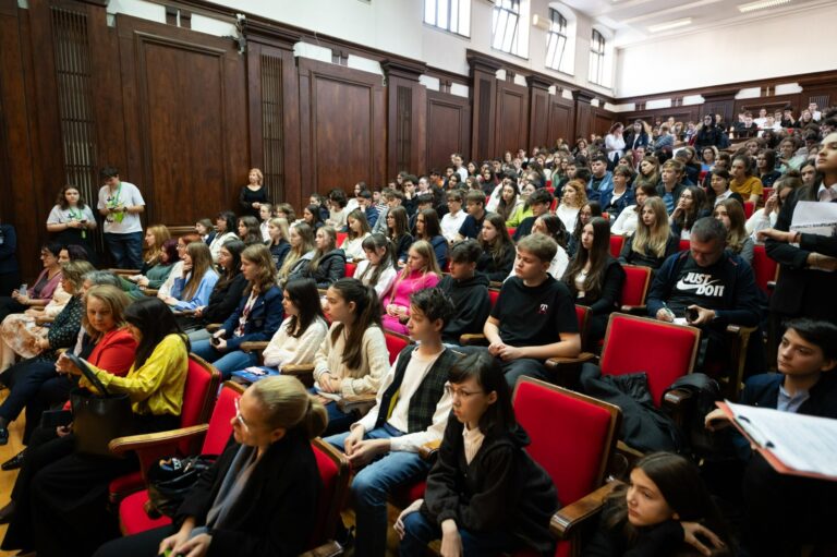 FILIT, ziua trei - Zeci de scriitori în 15 școli și Noaptea albă a poeziei