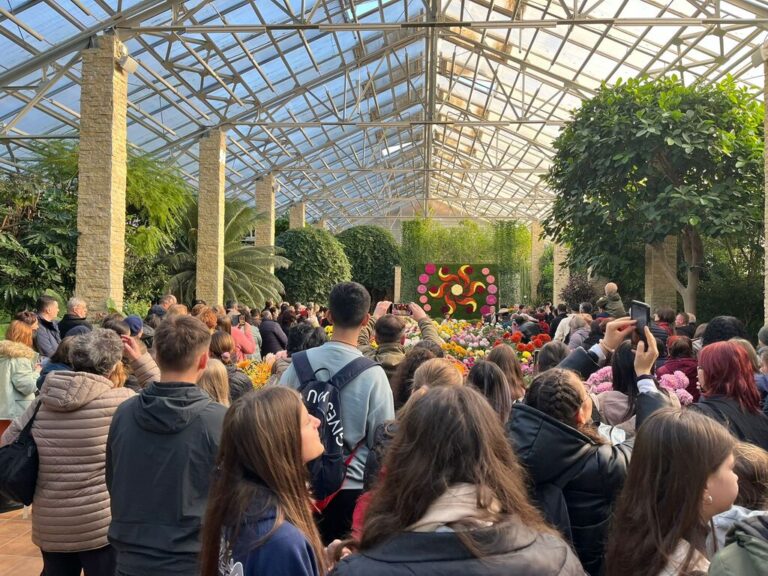 Cea mai așteptată expoziție de flori de toamnă a debutat în Grădina Botanică, în weekend. Totul despre tematica acestui an – GALERIE FOTO