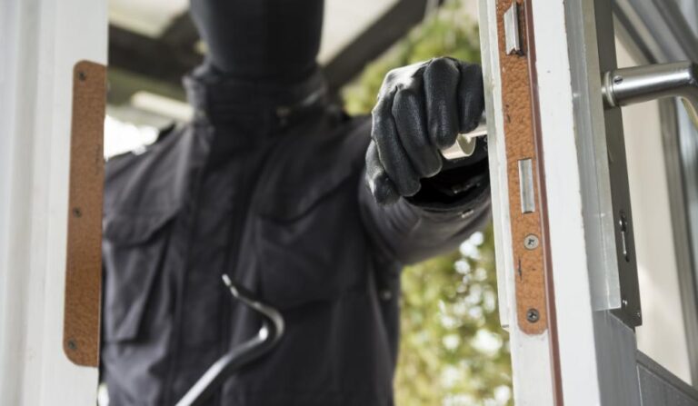 Caz de „Cascadorii râsului” la Scobâlțeni. Spărgător de case prins chiar de proprietară cu poșeta-n sân: l-a urmărit și l-a predat Poliției