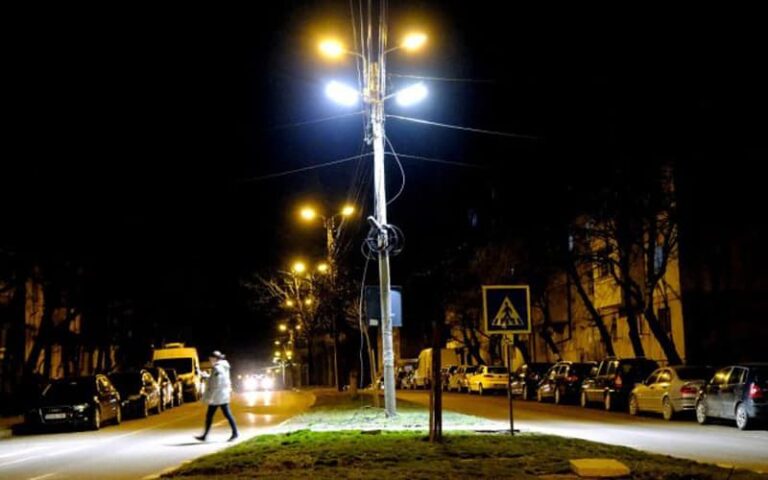 21 milioane / 5 ani - A fost semnat contractul de concesionare a sistemului de iluminat public din Iași. Nocturna din Copou, inclusă în preț