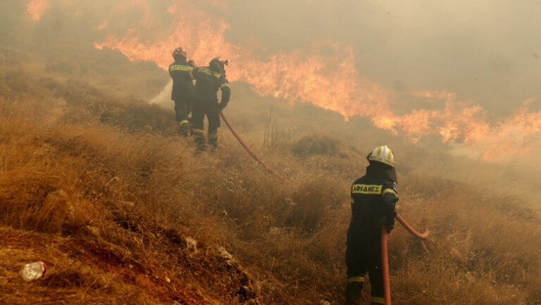 Pompierii români, trimiși în Grecia să ajute la stingerea incendiilor de vegetație