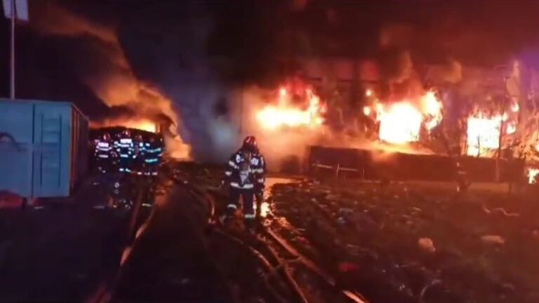 Incendiu puternic la o hală de reciclare din Țuțora. A fost trimisă autospeciala de transport roboți - VIDEO