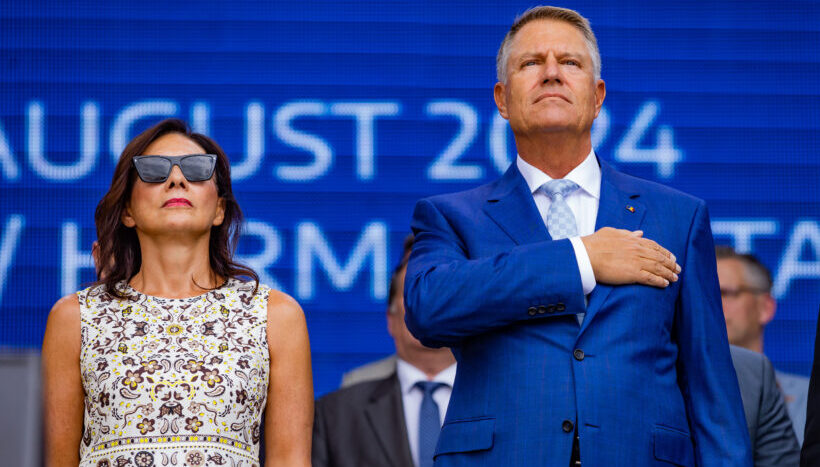  Klaus Iohannis a decorat cu cel mai mare grad liceul la care a predat și care i-a păstrat postul 27 de ani și colegiul unde predă soția