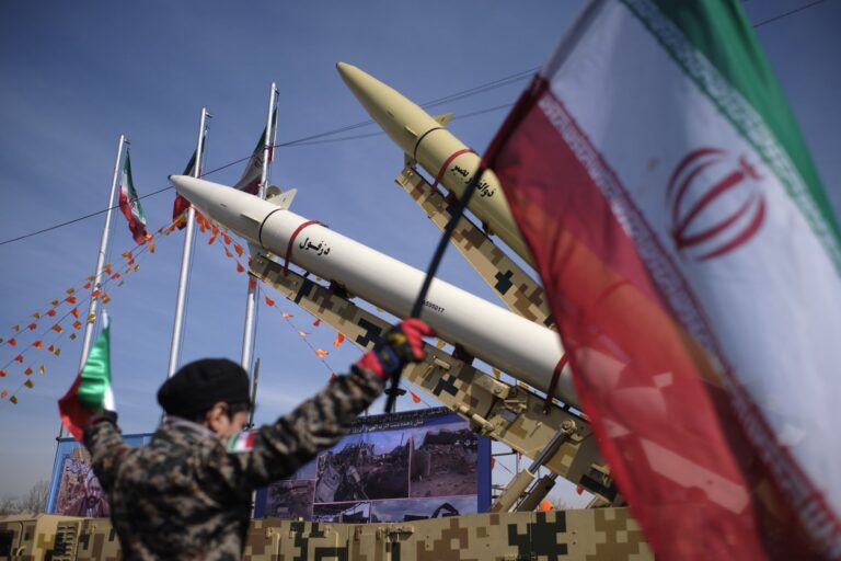 Iranul avertizează SUA, în premieră, sa nu ajute Israelul în conflictul armat. Ba chiar amenință cu ”un răspuns dur”