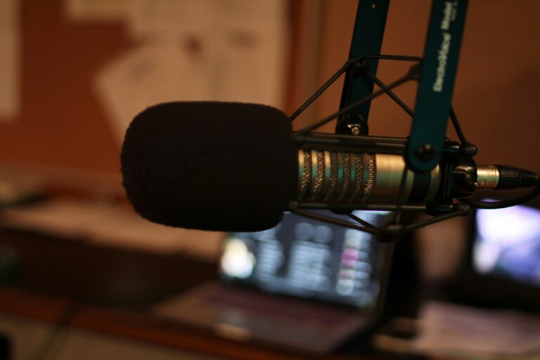 Experiment eșuat: Postul polonez de radio care a înlocuit prezentatorii umani cu AI a oprit emisia după o săptămână