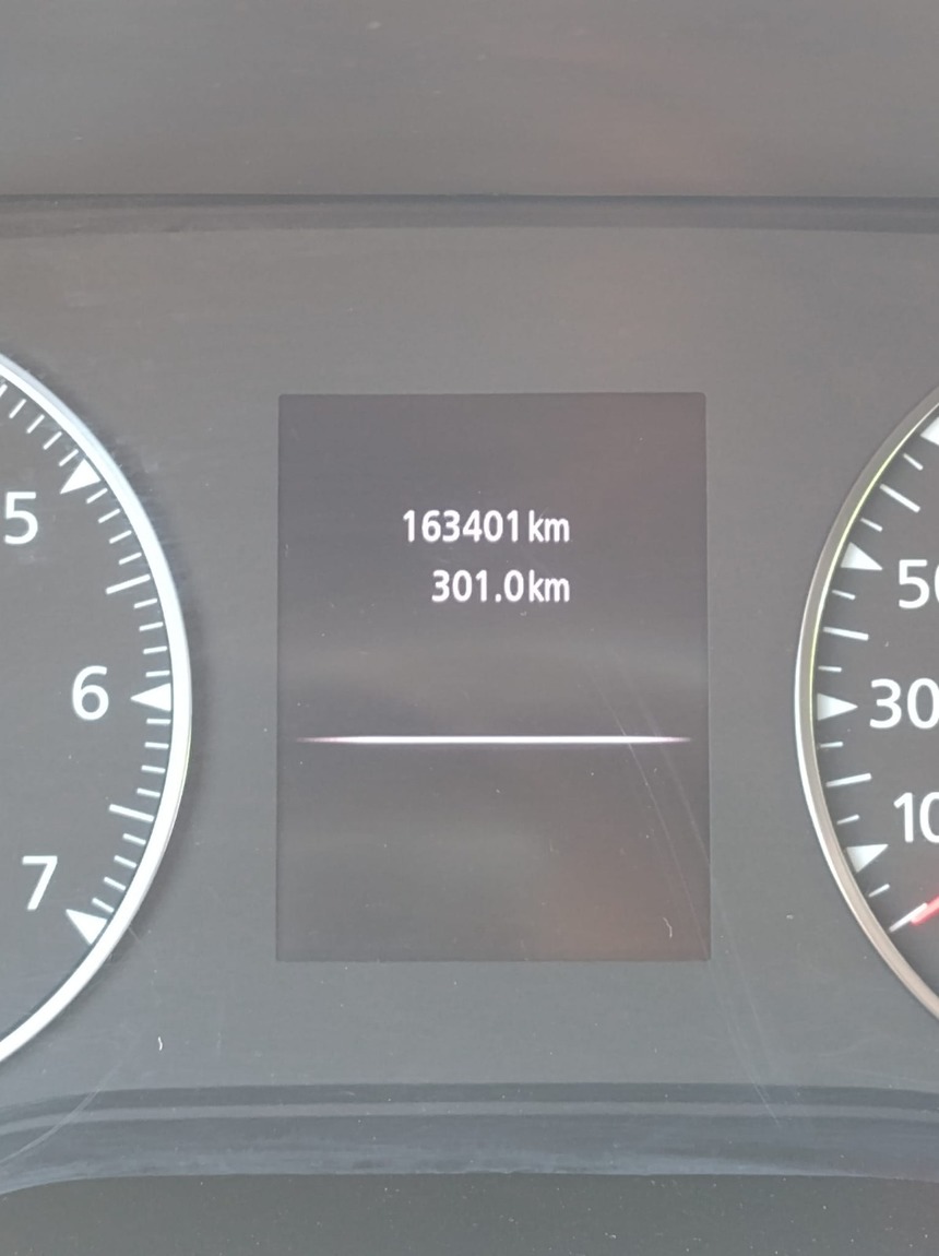  Noul primar al unei comune din Arad a găsit maşina primăriei cu kilometrajul dat înapoi: „Avem două variante: ori a mers trei ani cu spatele, ori fostul primar a dat kilometrajul înapoi”