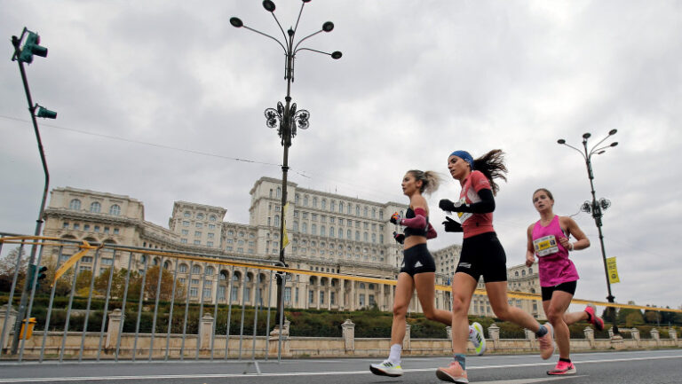 Un participant la Maratonul Bucureşti a făcut stop cardiac după ce a trecut linia de sosire