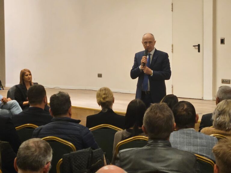 Mircea Geoană și-a lansat campania la Iași cu atacuri la „blatul” dintre Ciolacu și Simion