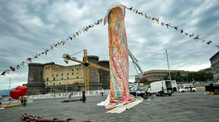 Operă de artă controversată, amplasată în centrul orașului italian Napoli