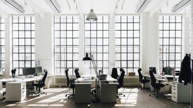 Cererea pentru închirierea de spaţii de birouri a scăzut cu 25%