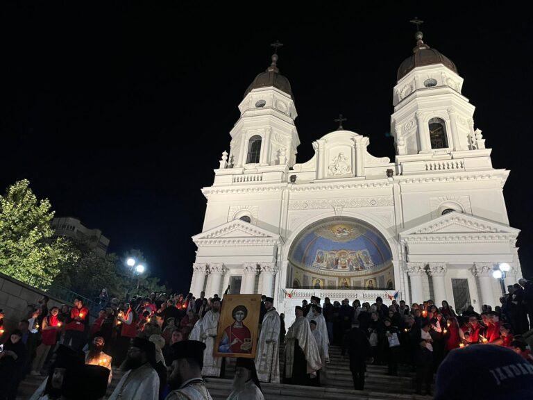 Racla cu Moaștele Sfintei Parascheva, a fost reintrodusă în Catedrala Mitropolitană