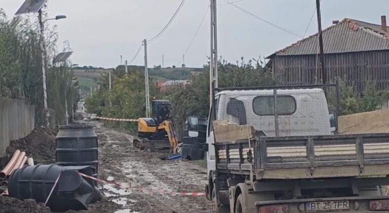Revoltă într-o comună din Bacău. Oamenii sunt îngropați în noroaie după ce o firmă a greșit lucrările la rețeaua de canalizare