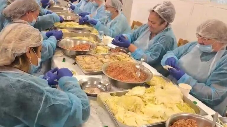 ZDI a intrat în bucătăria unde se pregătesc sarmalele pentru hramul „Sf. Parascheva” - VIDEO
