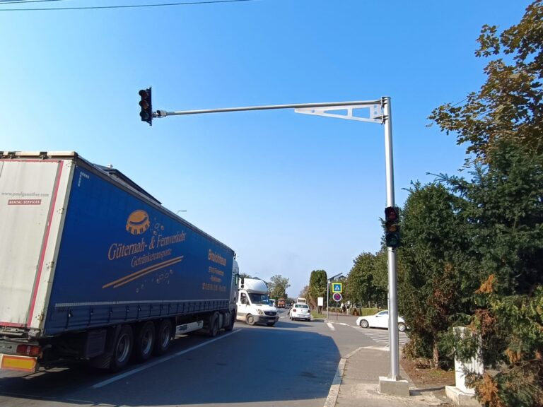 S-au aprins semafoarele în Podu Iloaiei. Cum vi se pare traficul? Dopul din centru s-a mutat la periferie