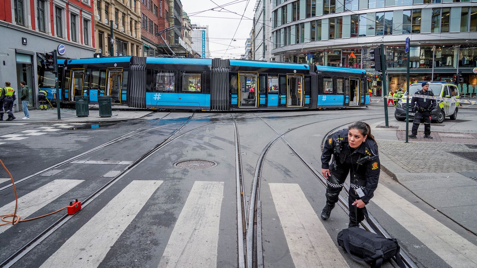 VIDEO Un tramvai a deraiat și s-a izbit într-un magazin din Oslo: „A intrat drept și direct în magazin”