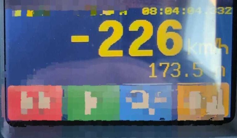 Șofer grăbit, prins când circula cu 226 km/h, pe autostrada A4. Ce sancțiune a primit