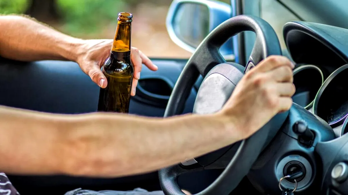 Beat până aproape de comă alcoolică și fără permis, Robert a furat o mașină și a făcut prăpăd în trafic: a lovit cinci alte vehicule. Culmea: a fost la un pas să scape de închisoare