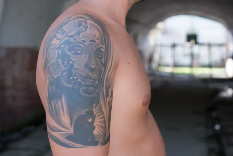 La pușcărie după ce „a comis-o” pe strada Justiției din oraș. Beat la volan, a dat vina pe tatuaj